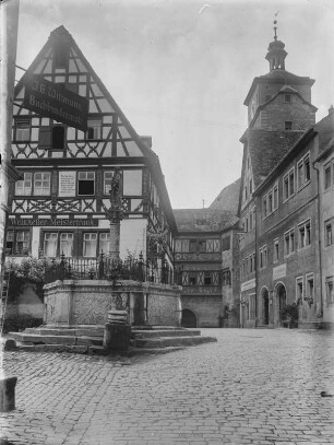 Rothenburg ob der Tauber, Seelbrunnen : Rothenburg ob der Tauber. Seelbrunnen mit Satue der Minverva vor dem Weinkeller "Meistertrunk" am Kapellenplatz