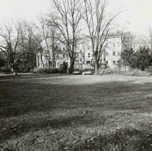 Parkanlage : Parkanlage (ehem. Wallanlage) mit Skulptur, Villa und Gebäude der ehem. sowjetischen Kommandantur