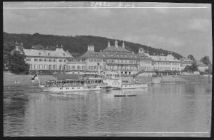 Pillnitz. Schloss Pillnitz - Elbe mit Dampfer Junger Pionier