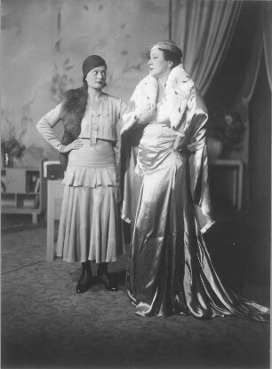 Nina. Komödie in drei Akten von Bruno Frank. Staatsschauspiel Dresden, Uraufführung 03.09.1931 : Cara Gyl als Sekretärin Eva Weininger und Alice Verden als Nina Breuer