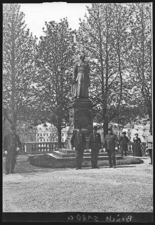 Marienbad. Reitenberger-Monument (1879) : Marienbad. Denkmal für den Abt Karl Kaspar Reitenberger (Taufname Kaspar Prokop Reittenberger; 1879 von Carl Kundmann), den Begründer und Stifter des Kurortes Marienbad