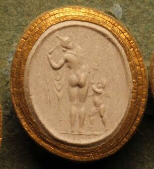 Venus Kallipygos mit Cupido, der sie mit einer Fackel beleuchtet (Daktyliothek, Erstes Mythologisches Tausend)