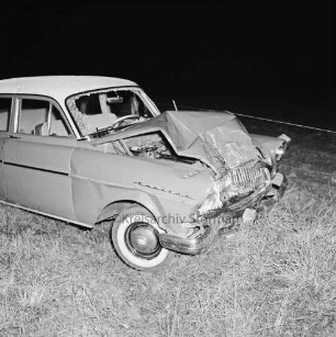 B 404: bei Tralau: Verkehrsunfall: Zusammenstoß von zwei Pkws: Unfallwagen Opel "Kapitän" mit eingedrückter Front: auf Gras: Weidezaun: im Dunkeln, 1. November 1959