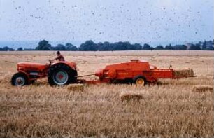 Fotografie: Erntetechnik, Strohbergung, Ballenpresse, Hochdruckpresse