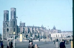 Dresden-Altstadt. Blick über den Postplatz zur Ruine der Sophienkirche