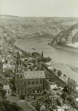 Oberwesel. Blick von Schloss Schönburg auf die Stadt mit der Stiftskirche Unserer lieben Frau
