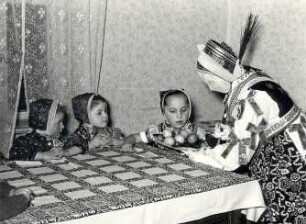 Bescherkind in Klein Trebendorf : Ort: Klein Trebendorf. Das Bescherkind (dźěćetko). Vorweihnachtsbrauch in der Gegend um Schleife, es beschenkt Kinder mit Süßigkeiten, Eltern und Großeltern streift es mit seiner Rute, um so Gesundheit und Glück zu wünschen.