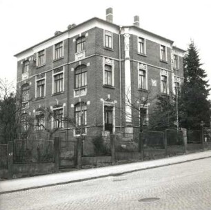 Dresden-Trachenberge, Großenhainer Straße 235. Villa (1895). Straßenansicht mit Einfriedung