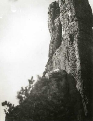 Sächsische Schweiz. Rathener Felsgebiet., Talwächter. Seilschaft der Klettervereinigung "Märchentürmer" am Pfeilerweg. (V)