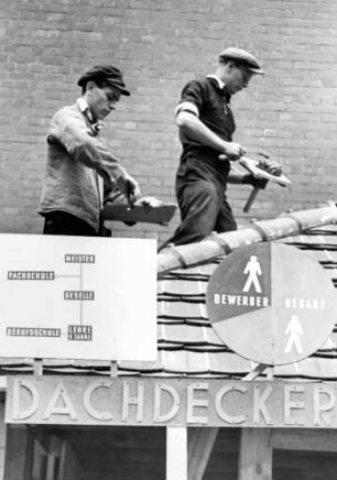 Ausstellung "Jugend, dein Beruf" 1950 in Hamburg. Dachdecker-Lehrlinge zeigen ihre Fertigkeiten