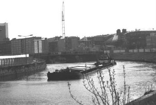 Frachtschiff auf der Spree am Schiffbauerdamm