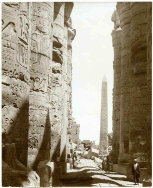 Karnak. Colonnes du Centre et Obelisque
