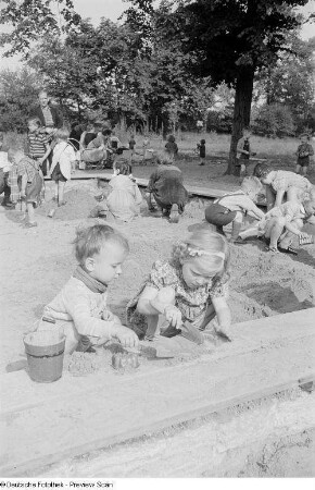 Kinder, im Sand spielend