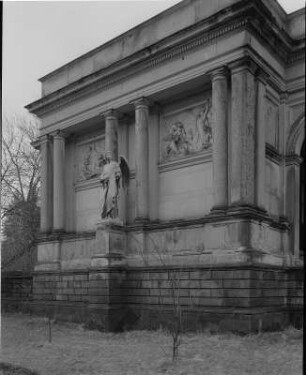 Christi Auferstehung : Dreiflügelanlage (1878; Robert Wimmer), Kopfbau des O-Flügels (Feierhalle). Giebelseite mit Friedensengel (1887; Gustav Kietz) und Reliefs "Christi Grablegung" und "Christi Auferstehung" (1887; Karl Martin Engelke)