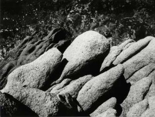 Ausgewaschene, reizvoll geformte Felsen an den Küsten Sardiniens
