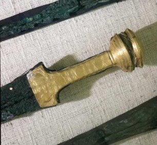 Athen. Archäologisches Nationalmuseum. Bronzeschwert aus Kuppelgrab Dendra bei Midéa, 14. Jh. v. Chr. Goldbeschlagener Griff, Knauf aus Elfenbein