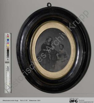Porträtfotografie von Bertha Krupp mit ihrem Sohn Friedrich Alfred und Kindermädchen (Ambrotypie, ovaler Rahmen aus Holz mit schwarzer Schellack-Lackierung, Messing-Innenring, geprägtes ovales Papierpassepartout)
