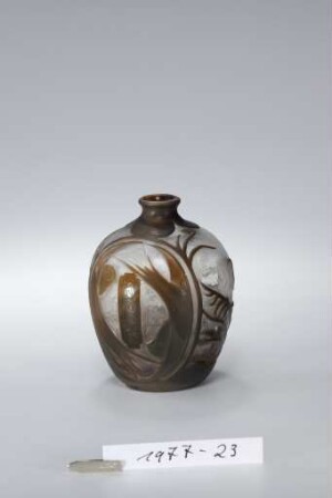 Vase mit Rankenwerk und Schwalbenpaar