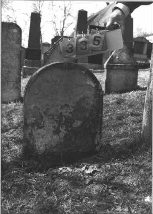 Grabstein 335 (Index: 99786275) Zustand: fast vollständig abgeblättert Maße HxBxT: 64x47x9 cm: Grabstein 335