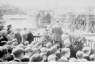 Dresden, Brücke der Einheit (Albertbrücke). Richtfest und Aktivistenauszeichnung. Feier bei "Donaths Neuer Welt", 30. April 1946