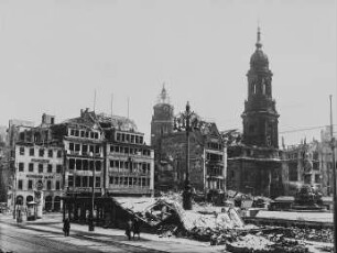 Unbekannter Fotograf: Dresden-Altstadt, Altmarkt. Ruinen, Ansicht mit Rathausturm, Kreuzkirche und Siegesdenkmal. O-Seite