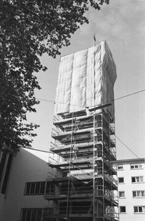 Renovierung des Turms und der Kirchturmuhr der Erlöserkirche in der Hermann-Billing-Straße