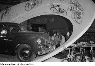 Polnische Sektion der Leipziger Herbstmesse 1954 mit Fahrrädern, Reifen und einem PKW "Warszawa"