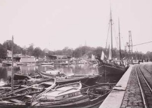 Eckernförde, Hafen : Eckernförde-Borby. Hafen. Kaimauer mit Dreischienengleis