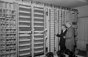 Leipziger Herbstmesse 1951 : Messebesucher an einer Telefonanlage