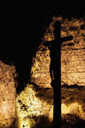 Frankreich. Haute Normandie. Seine Maritime. Saint Valery en Caux. Kreidefelsen und Christus Kreuz bei Nacht