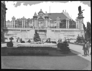 Budapest. Burggarten mit Turul : Budapest. Burggarten mit Brunnen mit fischenden Kindern (um 1900; Károly Senyei) und Turul (1905; Gyula Donáth)