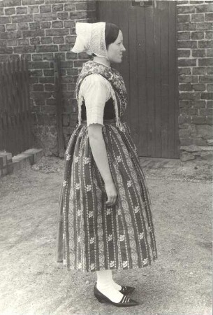 Hoyerswerdaer Tracht aus Seidewinkel : Kleidung - Hoyerswerdaer Tracht. Ort: Židźino /Seidewinkel. Tracht aus Seidewinkel, Mai 1970. Die große Sonntagstracht (Tanz zur Fastnacht).