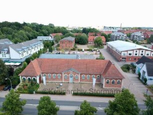 Ahrensburg: Marstall, dahinter Reithalle und weitere Gebäude