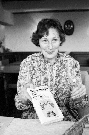 Laufen: Winzergenossenschaft, Ingeborg Hecht-Studniczka, Buchübergabe "Begegnungen mit Bacchus", Morstadt Verlag, Kehl, beim Autogramme geben
