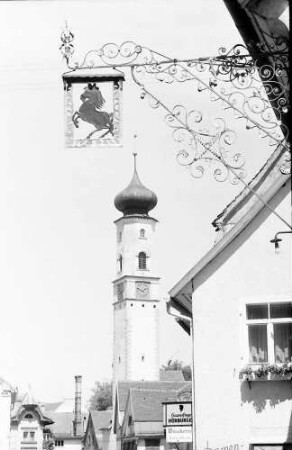 Isny: Obertorstraße mit Blaserturm mit Aushängeschild (Rössle)