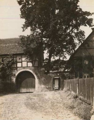 Freital, Auszüglerhaus mit Toreinfahrt eines Gehöfts