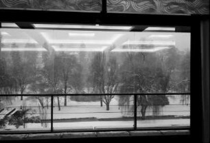 Baden-Baden: Kongresshalle, Kongresssaal, Fenster mit Ausblick auf winterliche Anlage