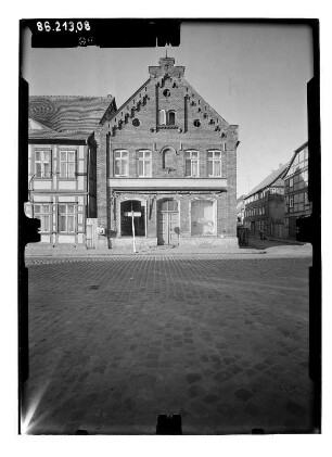 Grabow, Marktstraße 9. Wohnhaus mit Laden. Straßenfront