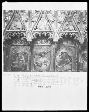 Gestühl, Rückwand, Reliefs: Amos (links), Jonas (Mitte), Nahum (rechts), darüber in den Wimpergen: simon (links), Jacobus der Ältere (Mitte) und Matthias (rechts)