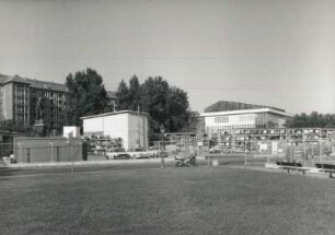 Dresden-Altstadt. Neumarkt mit Baustelle Frauenkirche. Stahlregallager für wiederverwendbare Steine. Ansicht von Osten gegen Kulturpalast
