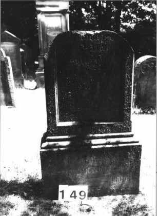 Grabstein 149 (Index: 100085451) Zustand: Stein oben weggebrochen Maße HxBxT: 96x57x22 cm Beschreibung: Stele, profilierter Sockel, Schriftfeld eingetieft auf Vorderseite: Grabstein 149