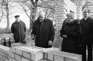 Stüven, Willi: Barsbüttels Bürgermeister legt Grundstein für den neuen Kindergarten