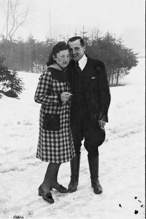 Paar in winterlicher Landschaft im Erzgebirge