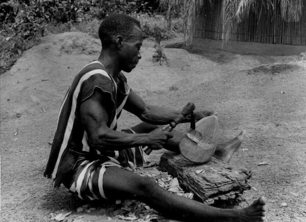 Sculpteur Tompieme dans le village de Njor Diaple, taillé à la hache