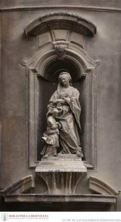 Nischen mit Heiligenfiguren, Die heilige Anna mit einem Mädchen