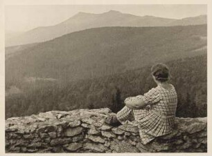 Bayerischer Wald. Frau blickt von der Brennerstraße bei Bayerisch Eisenstein gegen den Osser (1293 Meter)