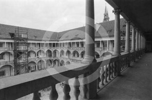 Schlosshof Brieg mit Arkadengängen