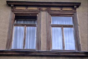 Backhaus, Detail: Fenster mit Verzierungen im Rahmen