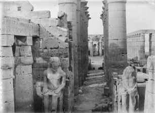 Luxor-Tempel : Statuen und Steinsäulen im Tempel von Luxor.
