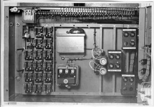 Hochspannungs- Umspannwerk mit Lasttrennschaltern, Schaltanlagen und Transformatoren, hier: geöffneter Schaltschrank